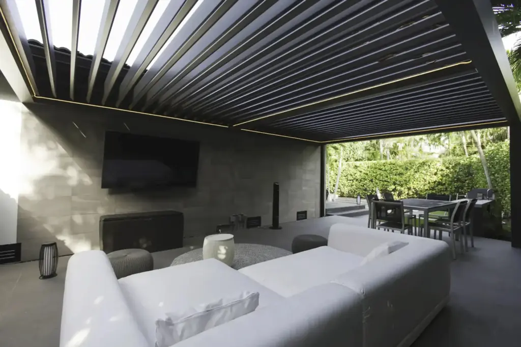 outdoor-living-lounge-and-dining-set-area-with-tv-on-the-wall-under-the-louvered-pergola-in-castle-rock-co